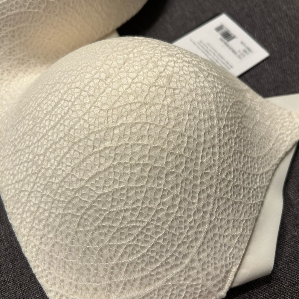 Knix the “wing woman “ best seller brand new size 4 Curvy Couture Lace Cream Bra